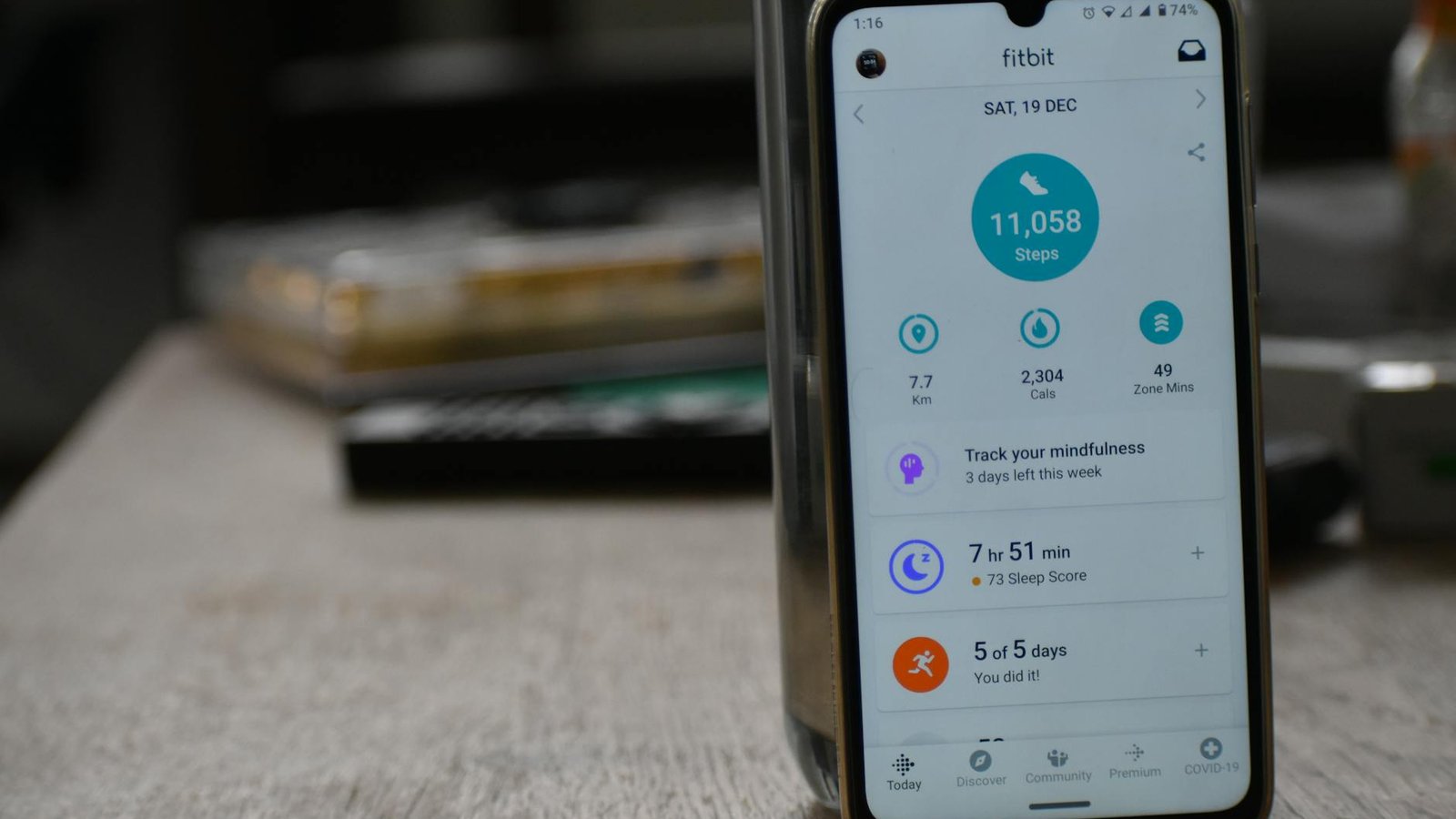 Application Fitbit sur smartphone affichant pas quotidiens et données de santé