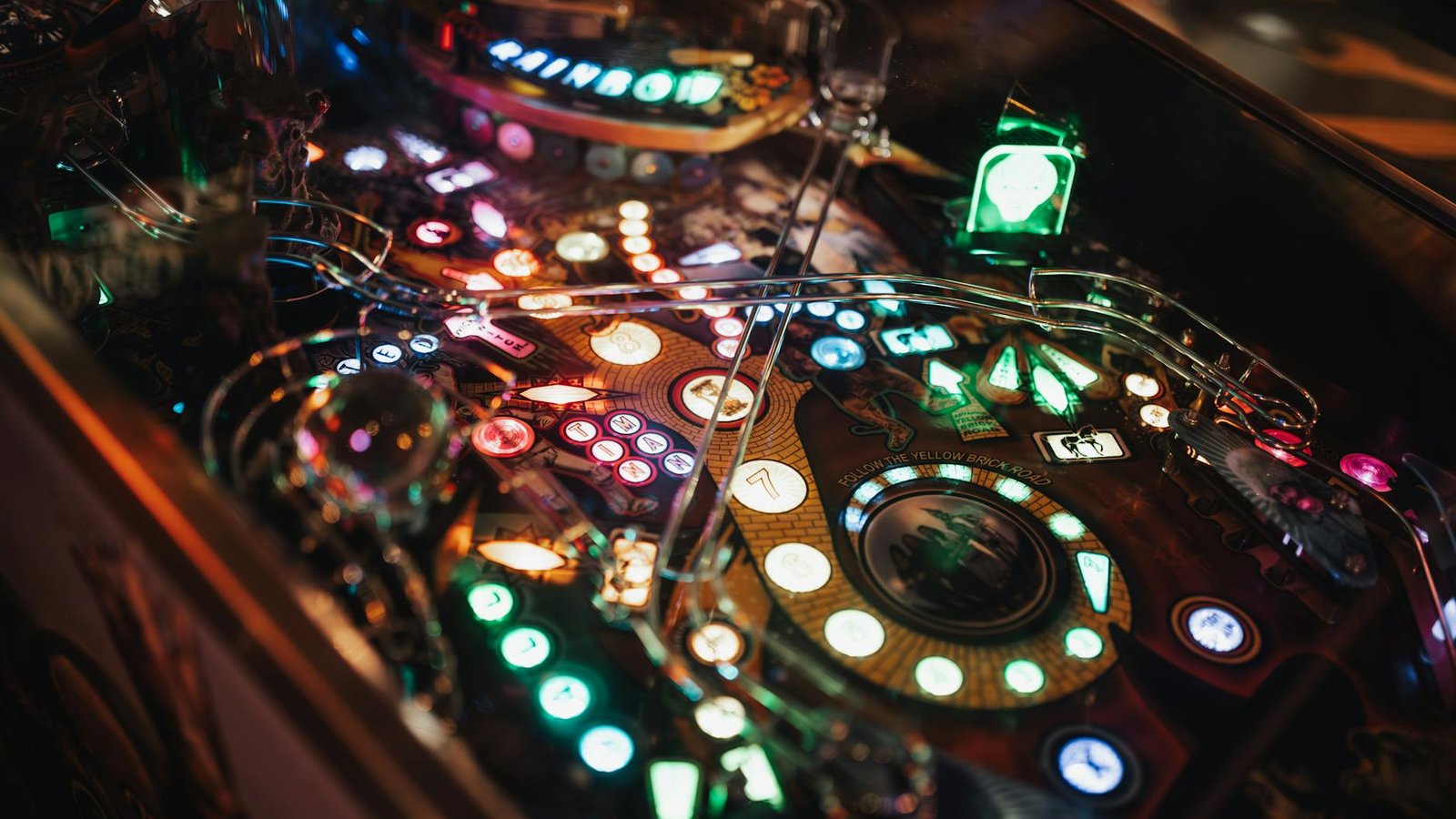 Flipper Zero piratage, plateau de flipper illuminé avec cibles et rampes colorées