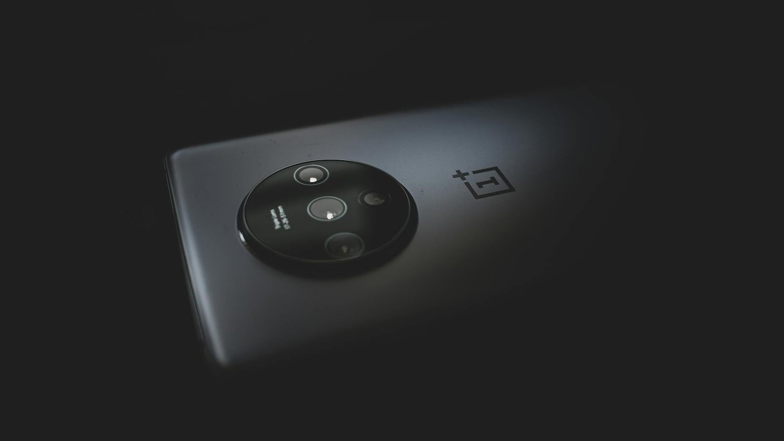 Stratégie caméra OnePlus — module triple capteur circulaire flagship