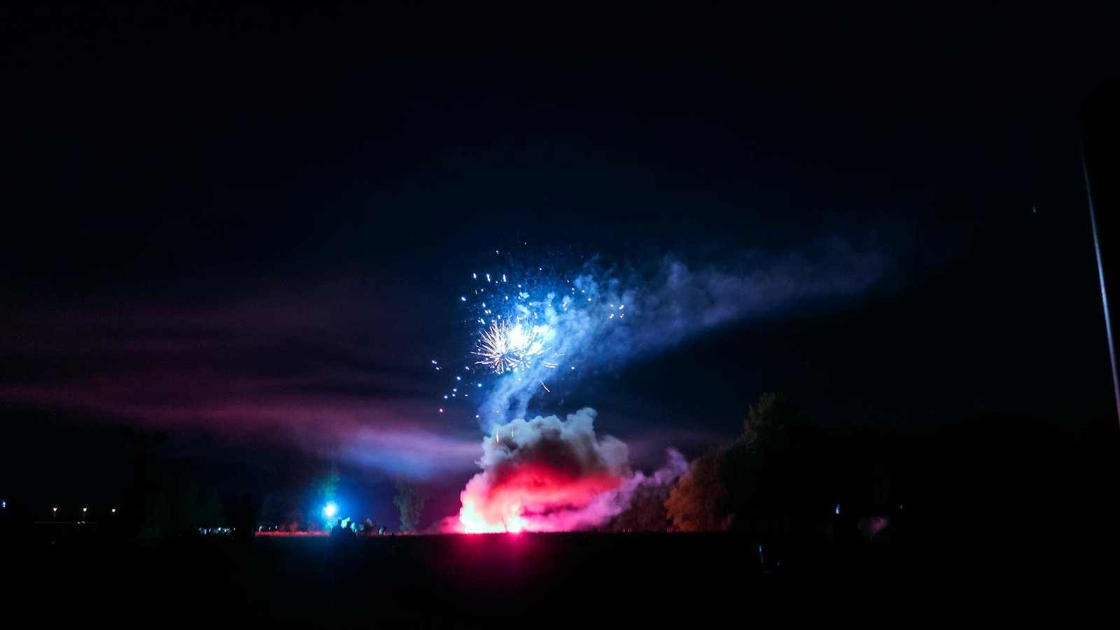 Explosion fusée Blue Origin New Glenn avec flammes et fumée la nuit