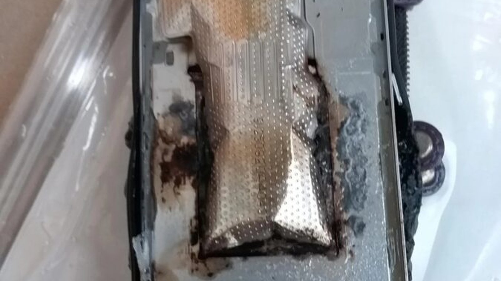 Galaxy S FE batterie calcinée et gonflée après explosion pendant la charge nocturne