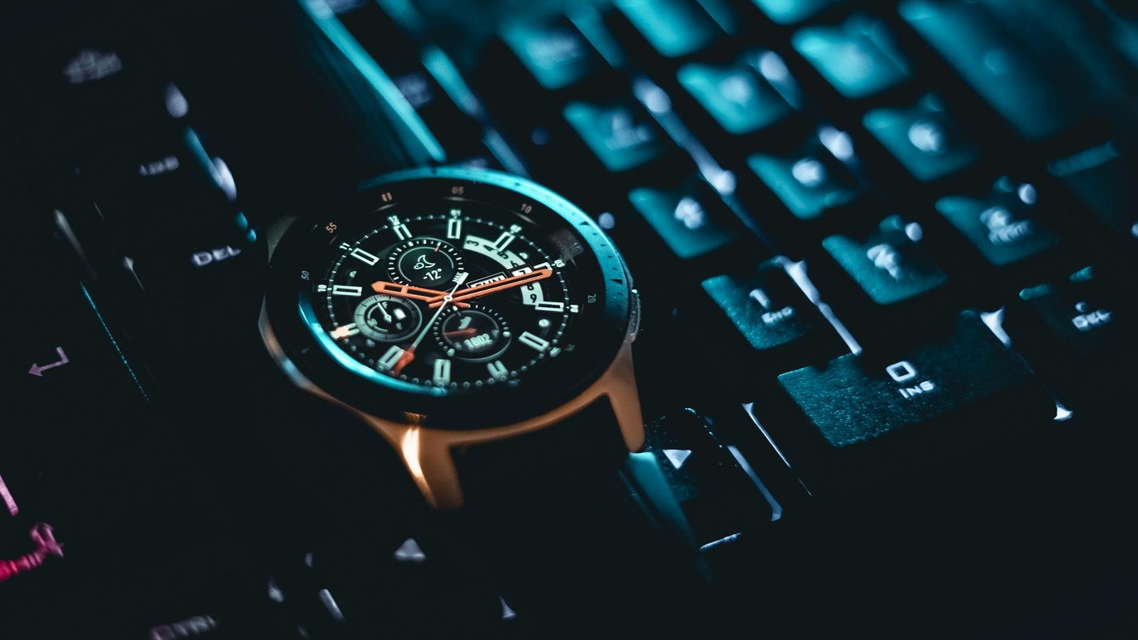 Galaxy Watch suivi santé avec icône cœur sur poignet