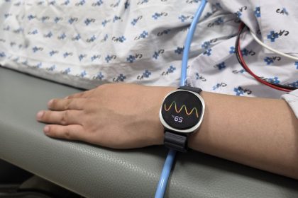 Galaxy Watch au poignet d'un patient hospitalier affichant fréquence cardiaque