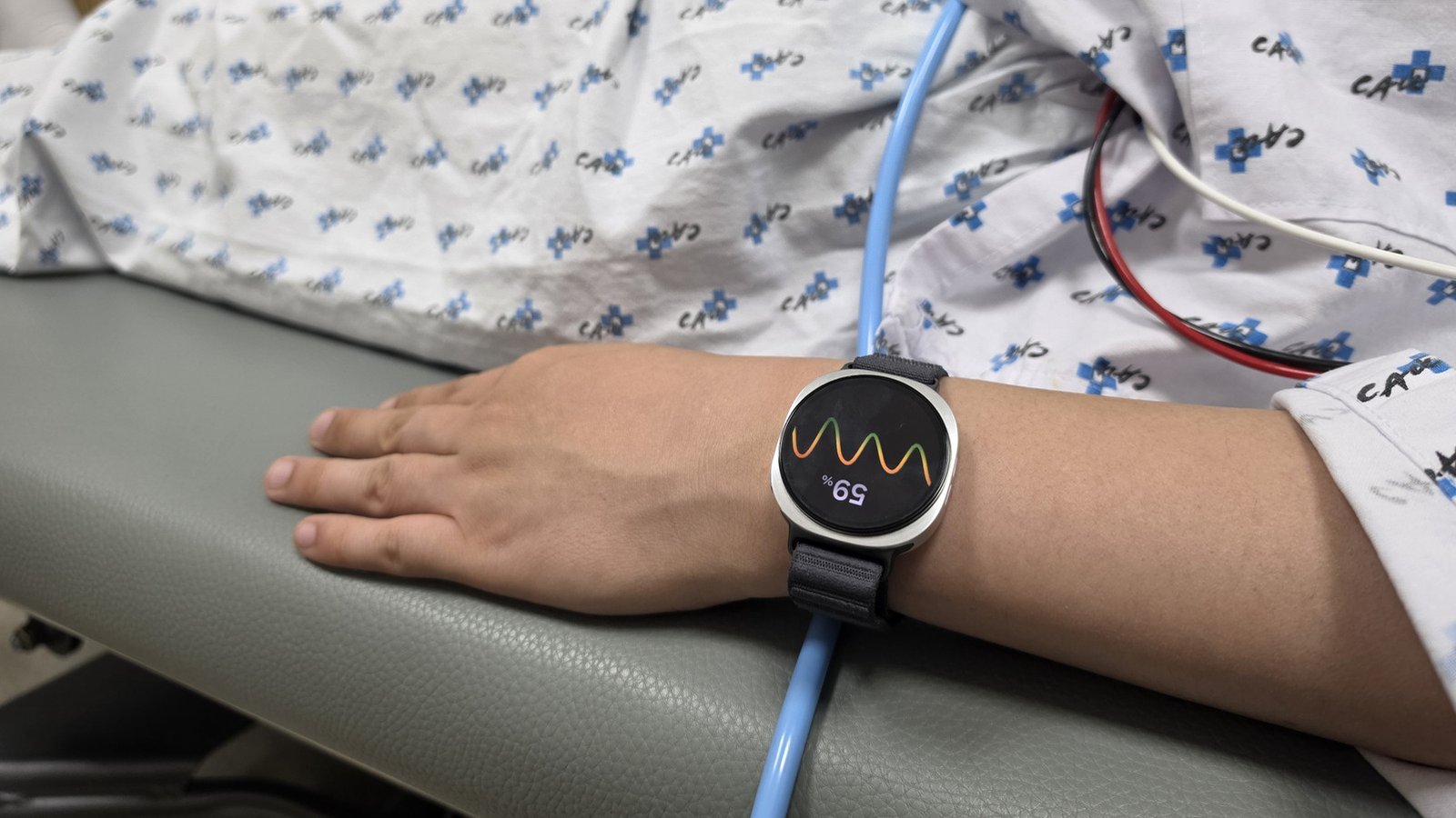 Galaxy Watch au poignet d'un patient hospitalier affichant fréquence cardiaque
