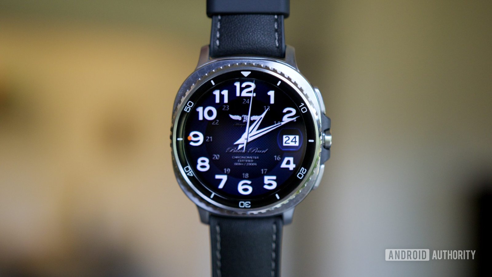 Samsung Galaxy Watch cadran analogique fond bleu et bracelet cuir noir