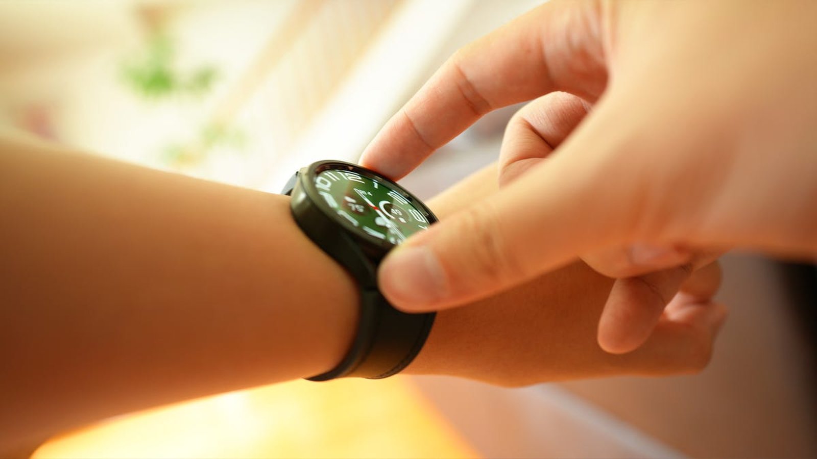 Galaxy Watch cadran vert au poignet, interaction tactile avec l'écran