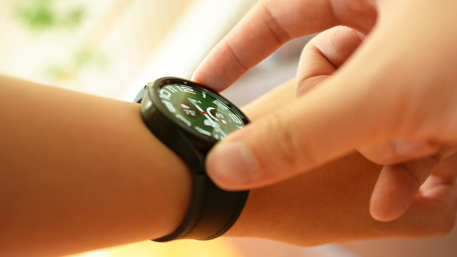 Galaxy Watch 6 cadran vert portée au poignet, gros plan