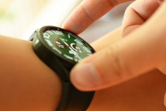 Galaxy Watch 6 cadran vert et chiffres blancs, surveillance santé au poignet