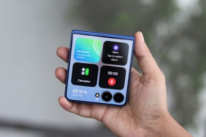 Samsung Galaxy Z Flip clapet fermé tenu en main avec écran externe allumé