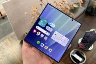Samsung Galaxy Z Fold 8 tenu en main écran déplié interface Android
