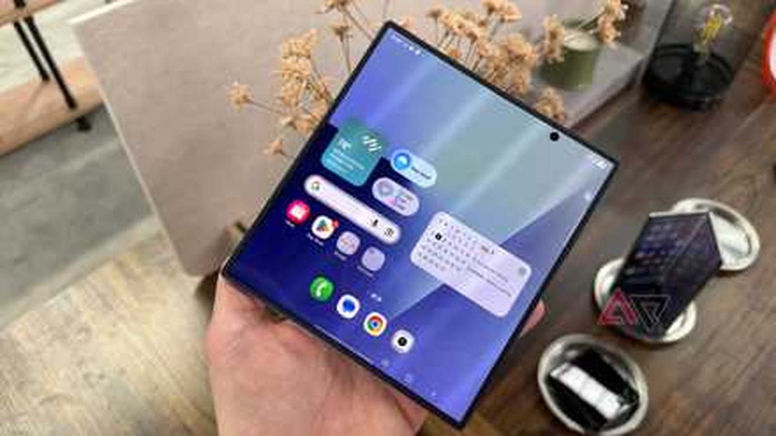Samsung Galaxy Z Fold 8 tenu en main écran déplié interface Android