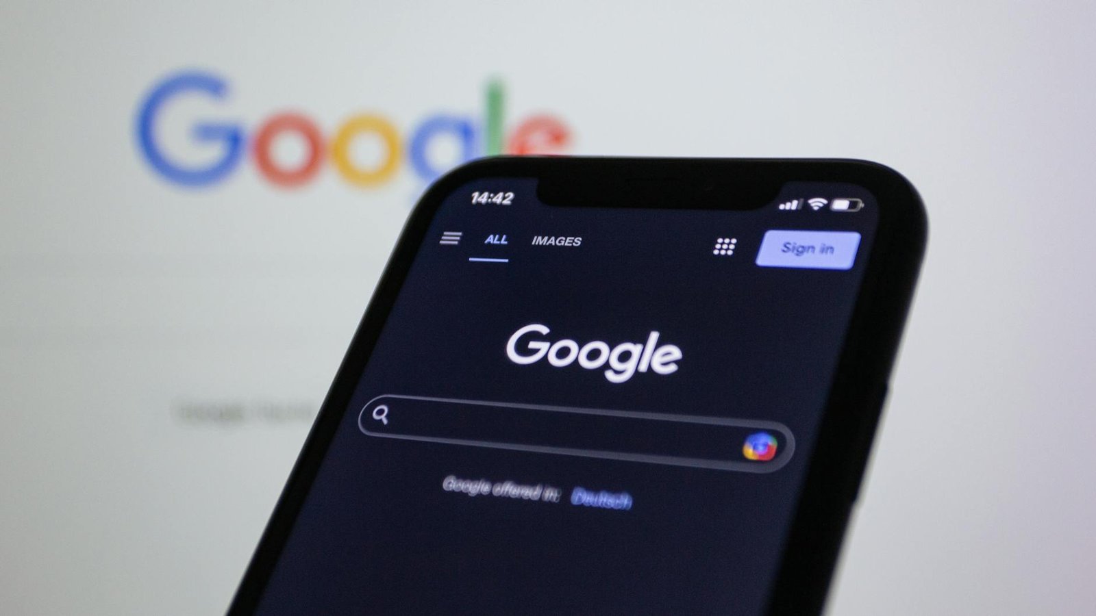 Google Gemini AI sur smartphone en mode sombre avec écran fond