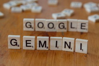 Interface Gemini Google — lettres Scrabble formant Google Gemini