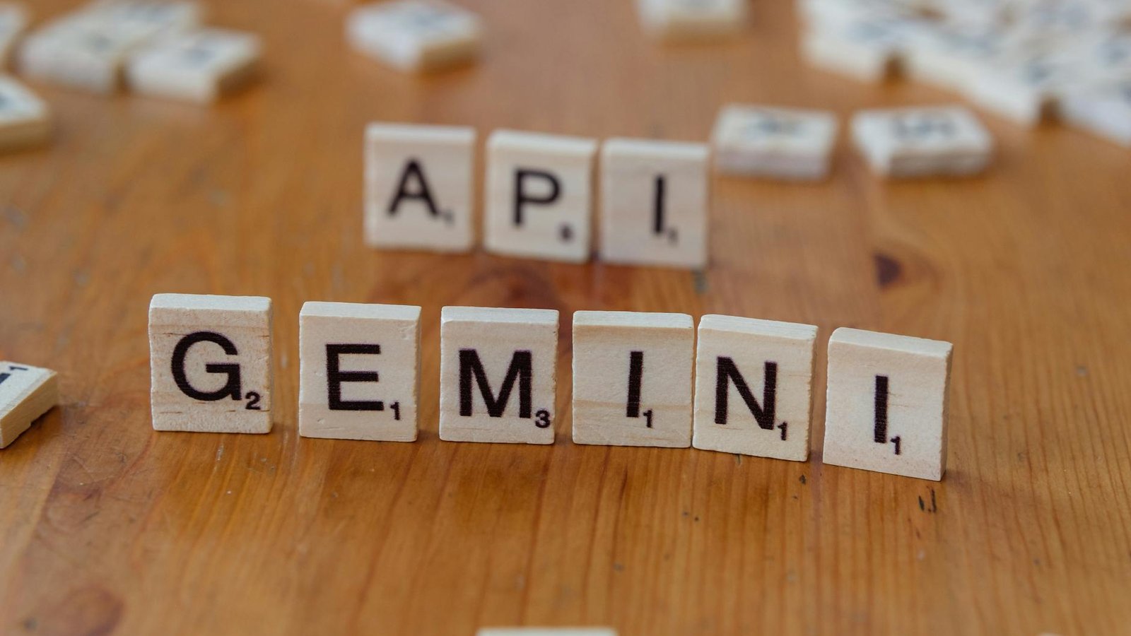 Gemini API Google — tuiles Scrabble sur fond bois