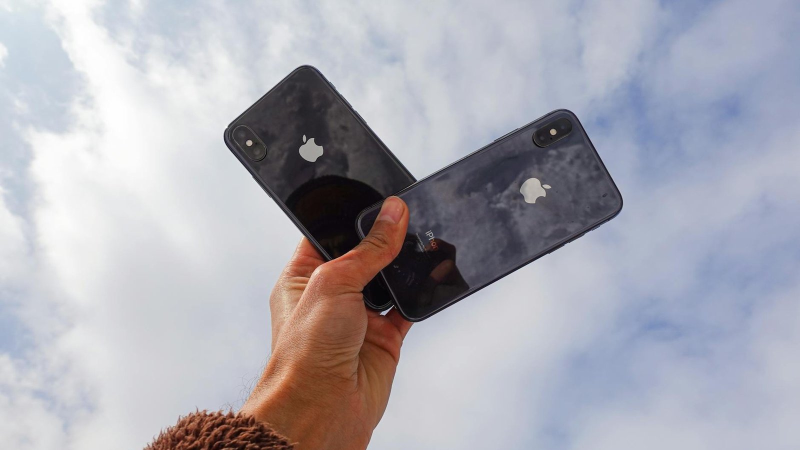 Smartphone Android avec icônes Google aux côtés d'un iPhone Apple