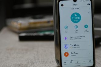 Application santé Fitbit sur smartphone affichant les pas quotidiens