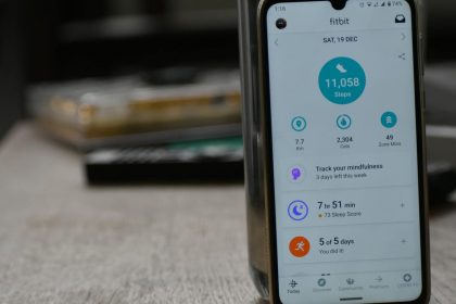 Application santé Fitbit sur smartphone affichant les pas quotidiens