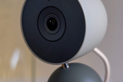 Caméra Google Nest sur socle gris, compatible Google Home