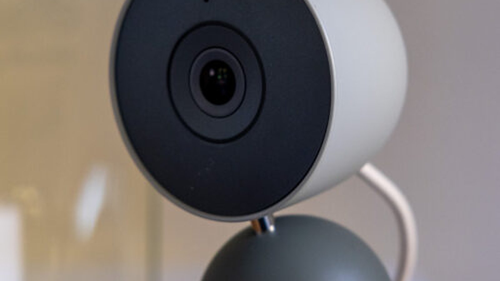 Caméra Google Nest sur socle gris, compatible Google Home