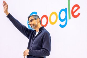 Google I/O 2025 conférence keynote devant logo Google coloré