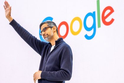 Google I/O 2025 conférence keynote devant logo Google coloré