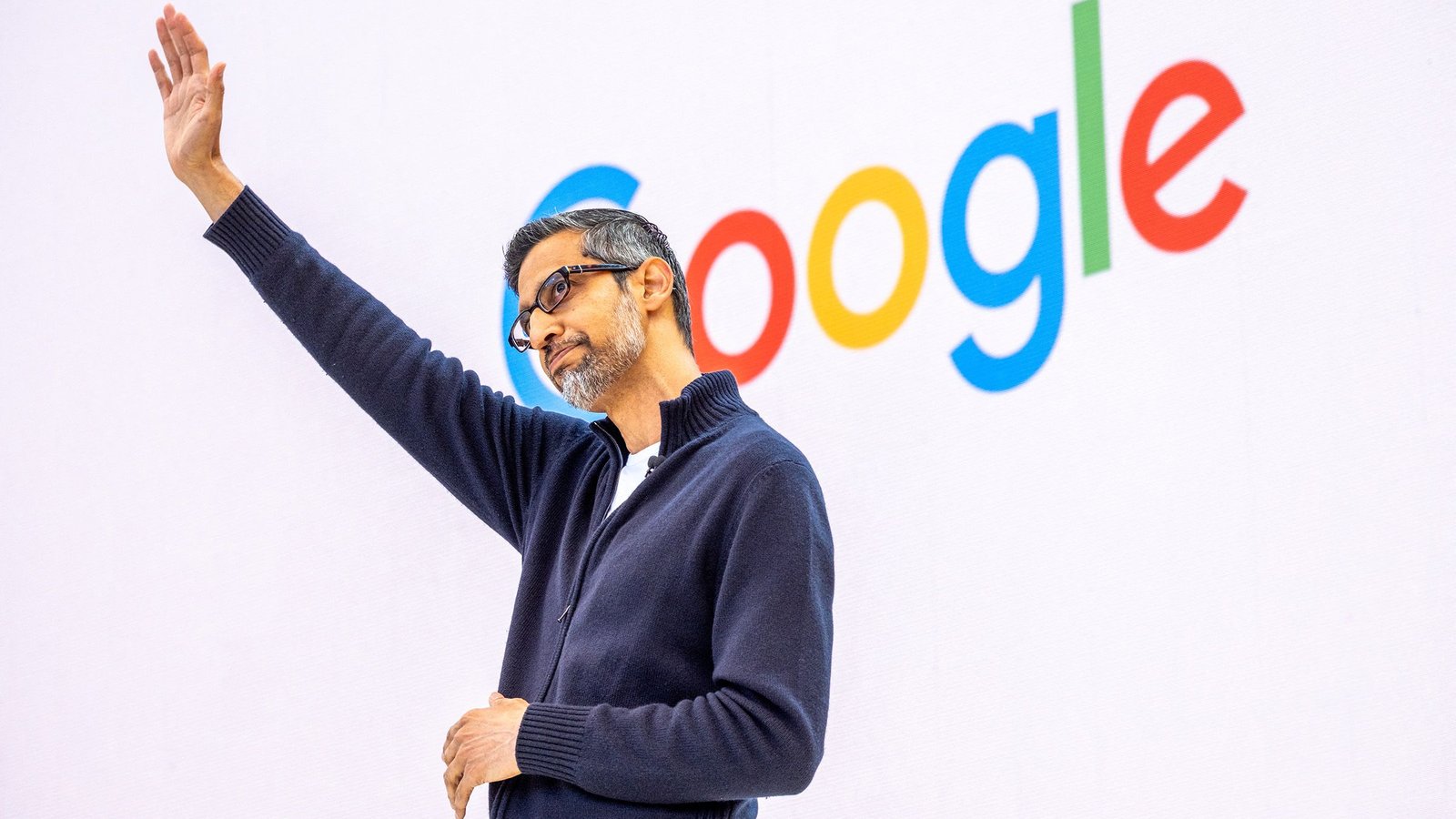 Google I/O 2025 conférence keynote devant logo Google coloré