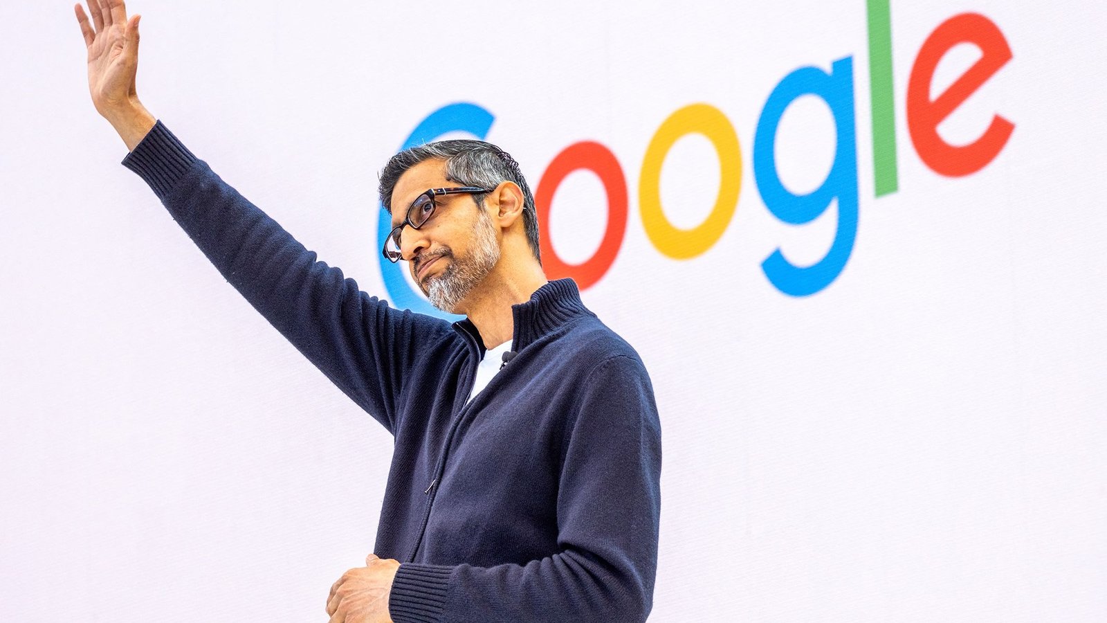 Google I/O keynote intervenant lunettes devant logo Google géant