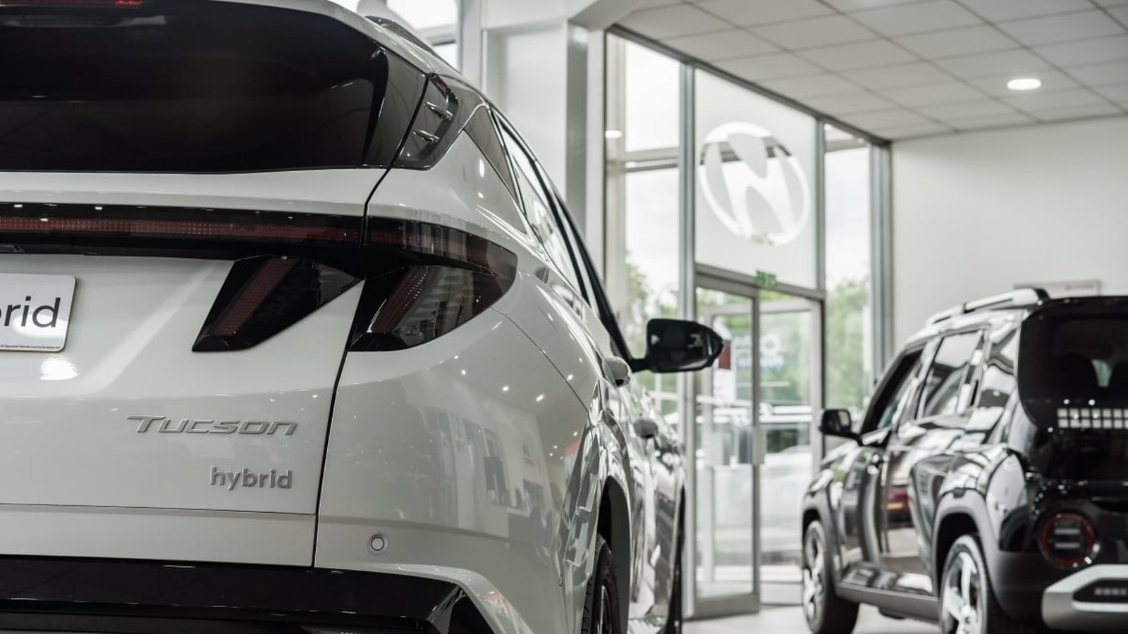 Rappel Hyundai Tucson Hybrid vue arrière en concession automobile