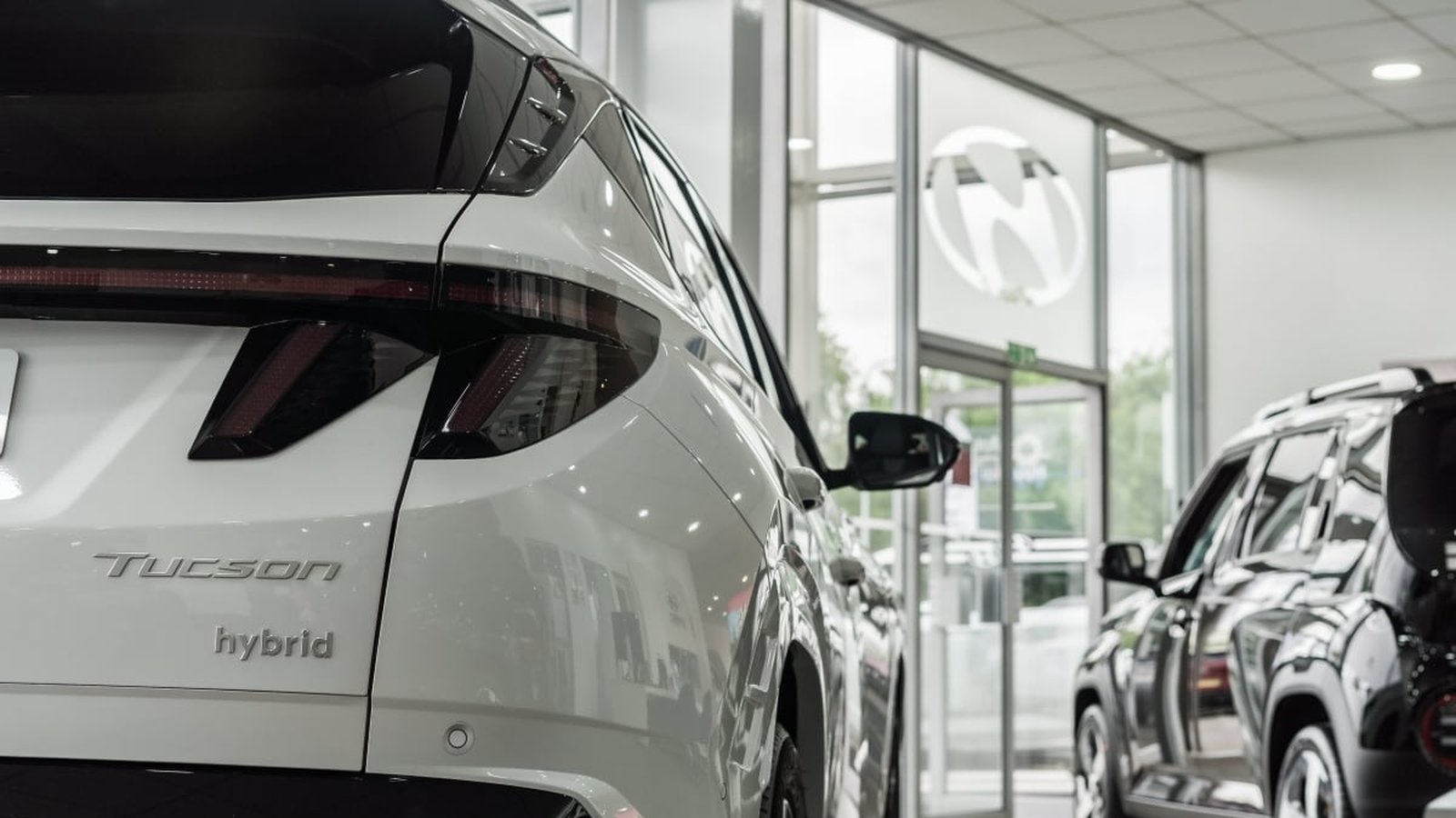 Hyundai Tucson Hybrid badge arrière concession avec logo de marque