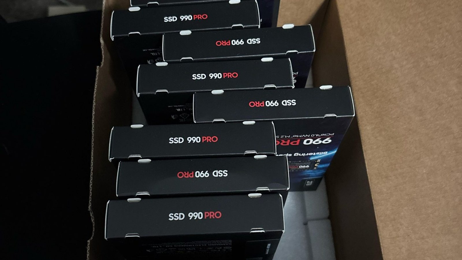 Samsung 990 PRO dix boîtes SSD reçues par erreur dans carton Amazon