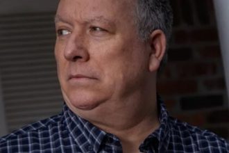 Il poste un mème sur Trump, passe 37 jours en prison, puis gagne 835 000$
