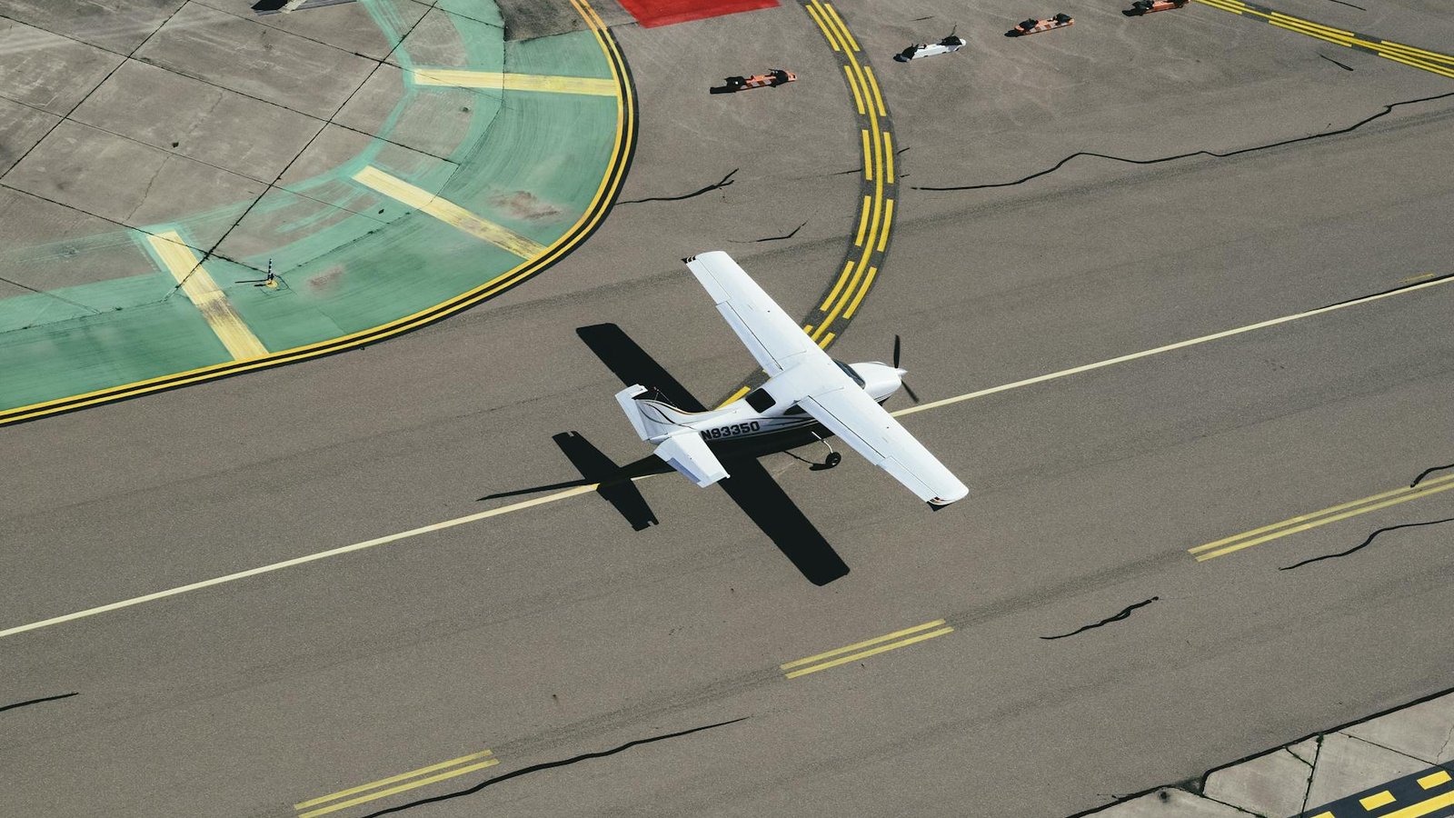 Avion pilotes — petit avion blanc sur piste d'aéroport vue aérienne