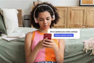 Instagram protection mineurs — adolescente consultant notification sécurité sur smartphone