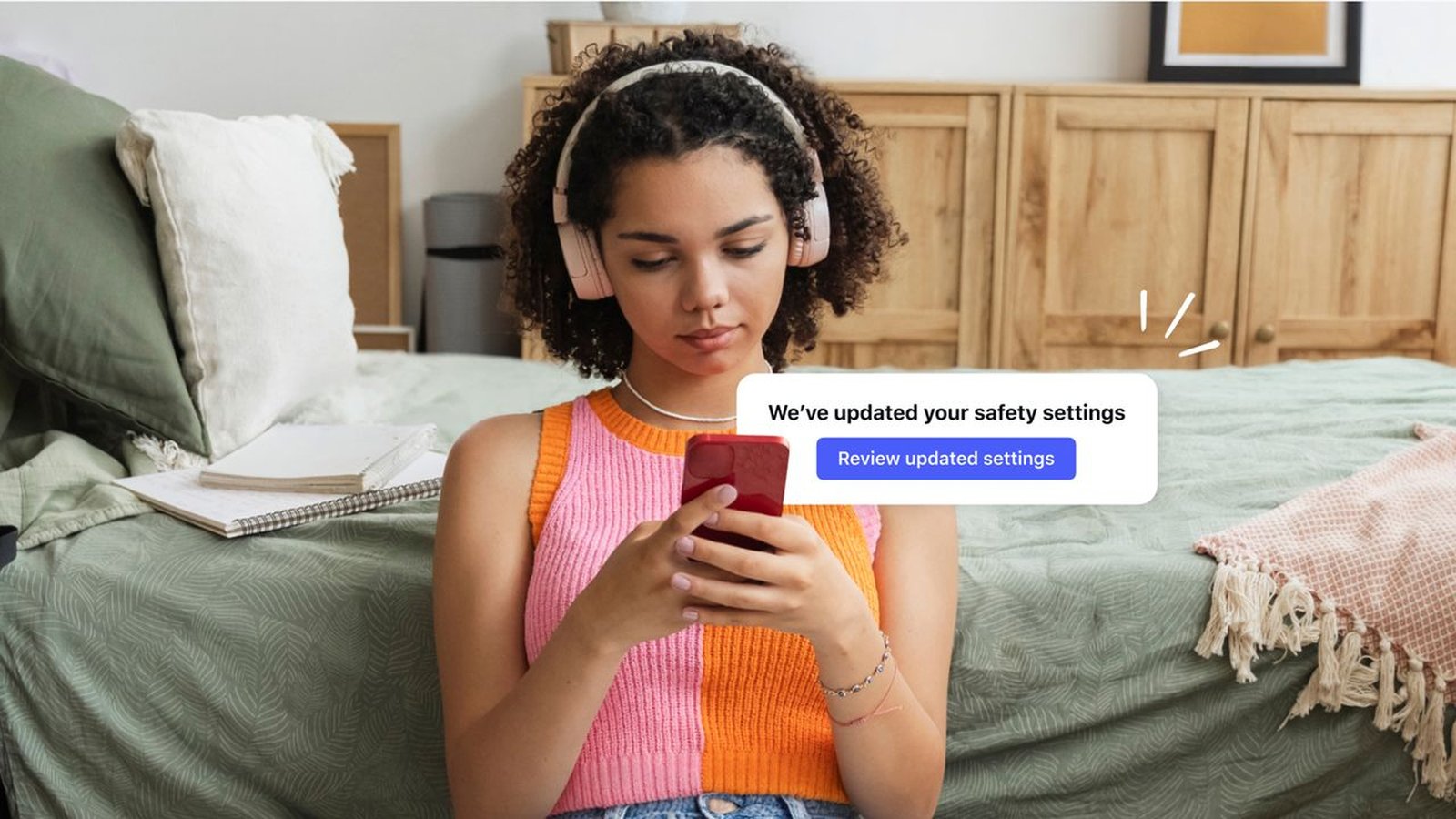 Instagram protection mineurs — adolescente consultant notification sécurité sur smartphone