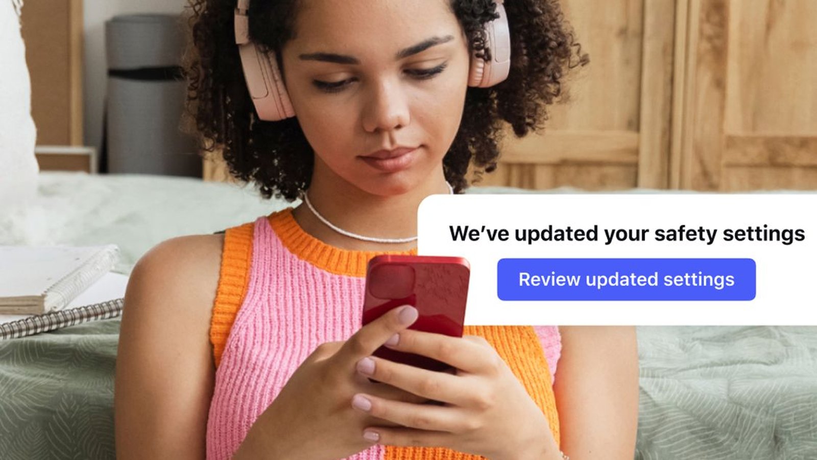 Meta Instagram sécurité — jeune utilisatrice recevant alerte mise à jour paramètres