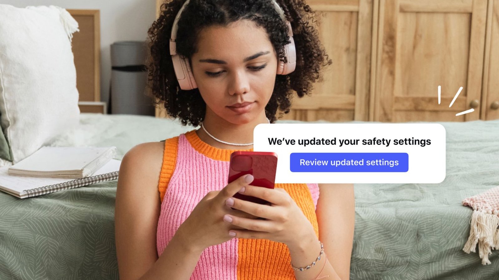 Instagram moins de 13 ans — ado avec casque audio lisant notification sécurité Meta