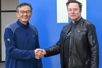 Accord Intel Tesla — poignée de main devant logo Intel fond bleu