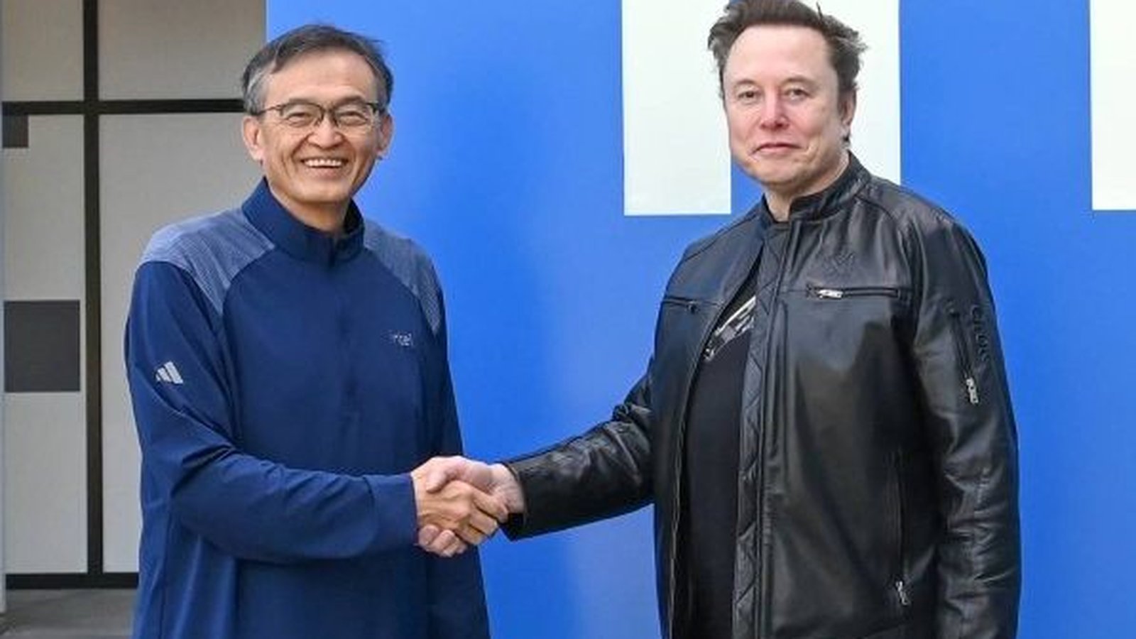 Accord Intel Tesla — poignée de main devant logo Intel fond bleu
