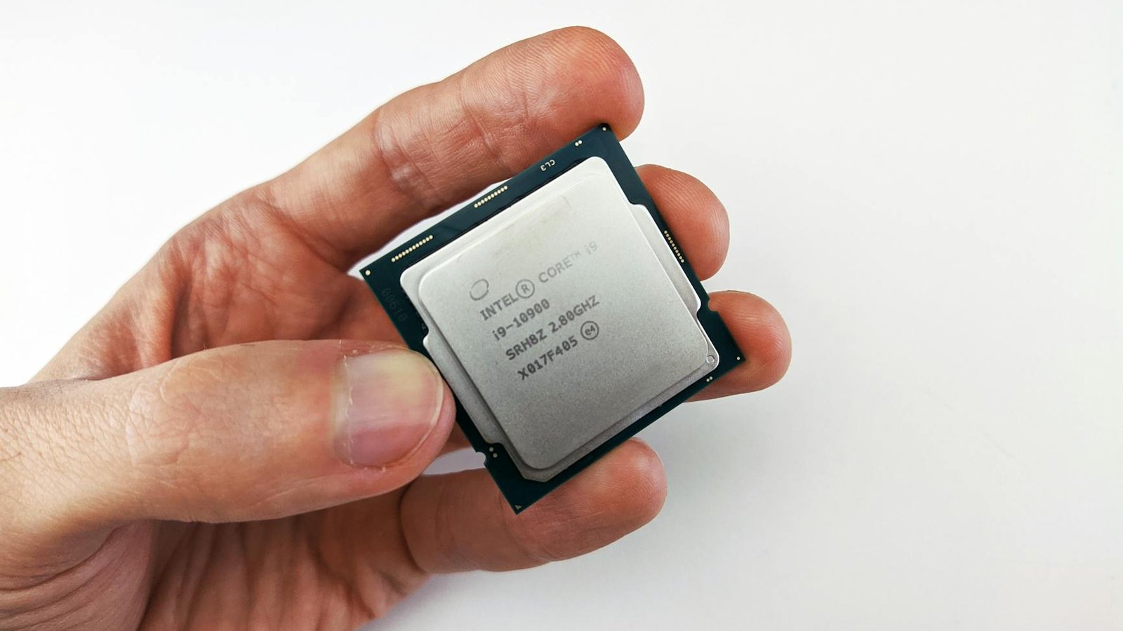 Processeur Intel Core i5 desktop dans la main