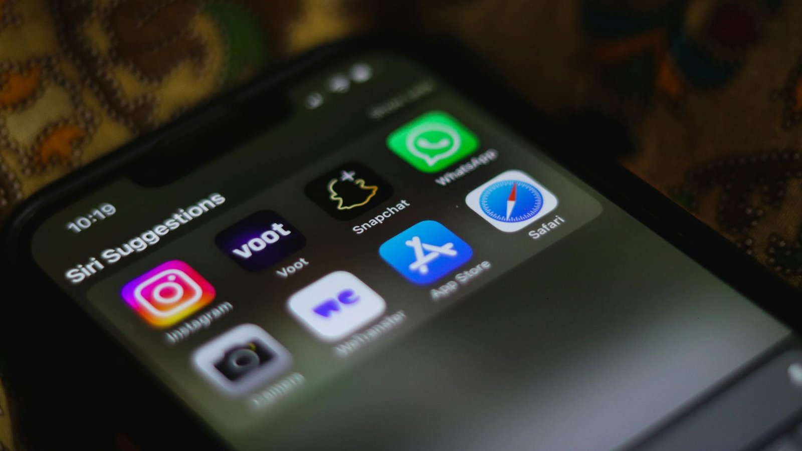 iOS Siri Suggestions sur écran iPhone avec applications installées