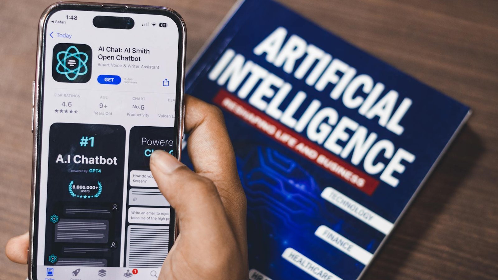 Apple Intelligence iOS — application IA sur smartphone avec livre intelligence artificielle