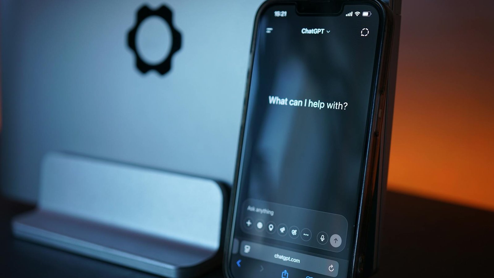 Modèle IA tiers iOS — interface ChatGPT sur smartphone fond sombre