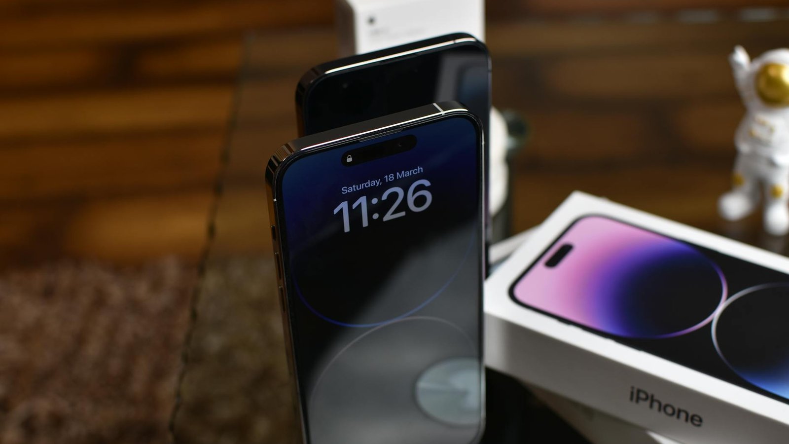 iPhone 14 Pro déballage avec boîte Apple sur table