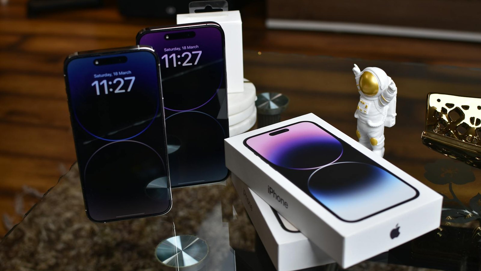 iPhone Pro double unboxing boîte Apple sur table en verre