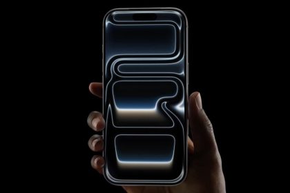 iPhone Pro tenu en main avec animation graphique sur l'écran fond noir