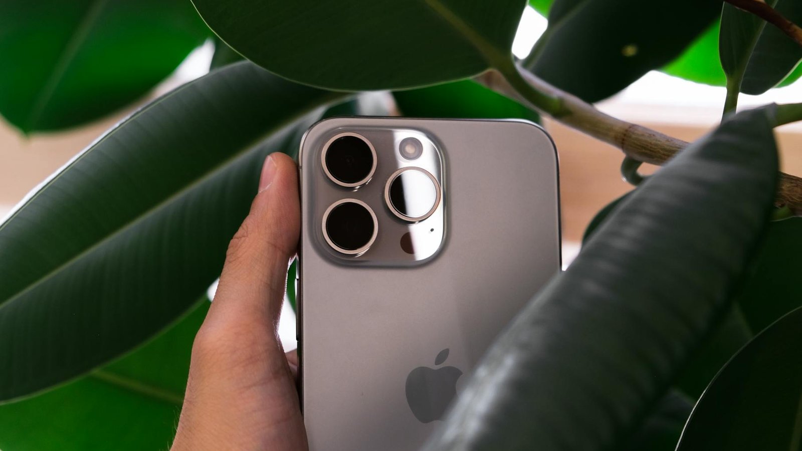 iPhone Pro puce A20 triple caméra arrière tenu en main