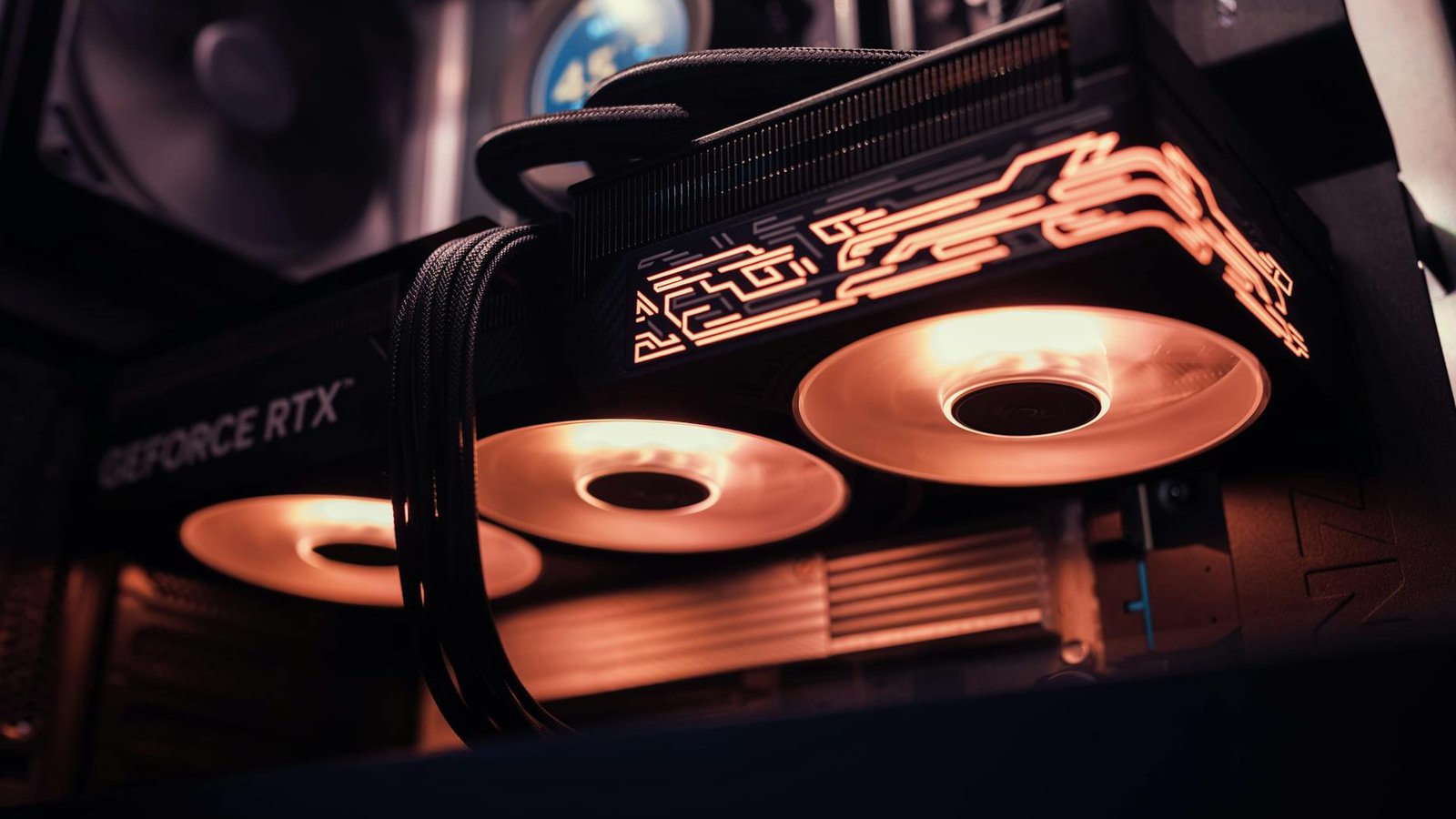 Carte graphique Nvidia GeForce RTX avec ventilateurs RGB orange allumés