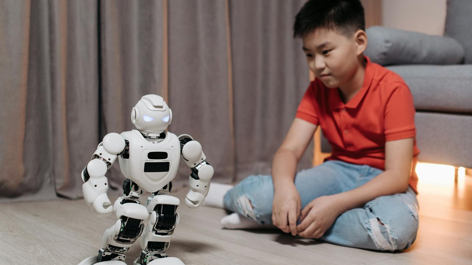 Jouet IA enfant observant robot humanoïde blanc sur parquet