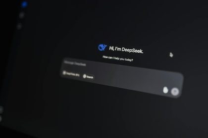 Interface DeepSeek IA chinoise sur écran sombre, modèle concurrent