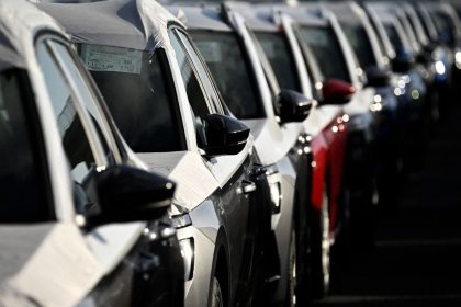 Industrie automobile européenne — rangée de véhicules neufs en attente de livraison